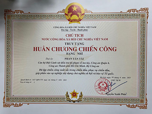 Chủ tịch nước Nguyễn Xuân Phúc truy tặng Huân chương Chiến công hạng Nhì cho Đại uý Phan Tấn Tài. Ảnh: CAND